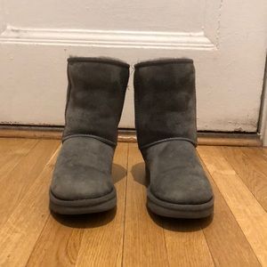 Ugg’s classic short boots in grey. Women’s size 8